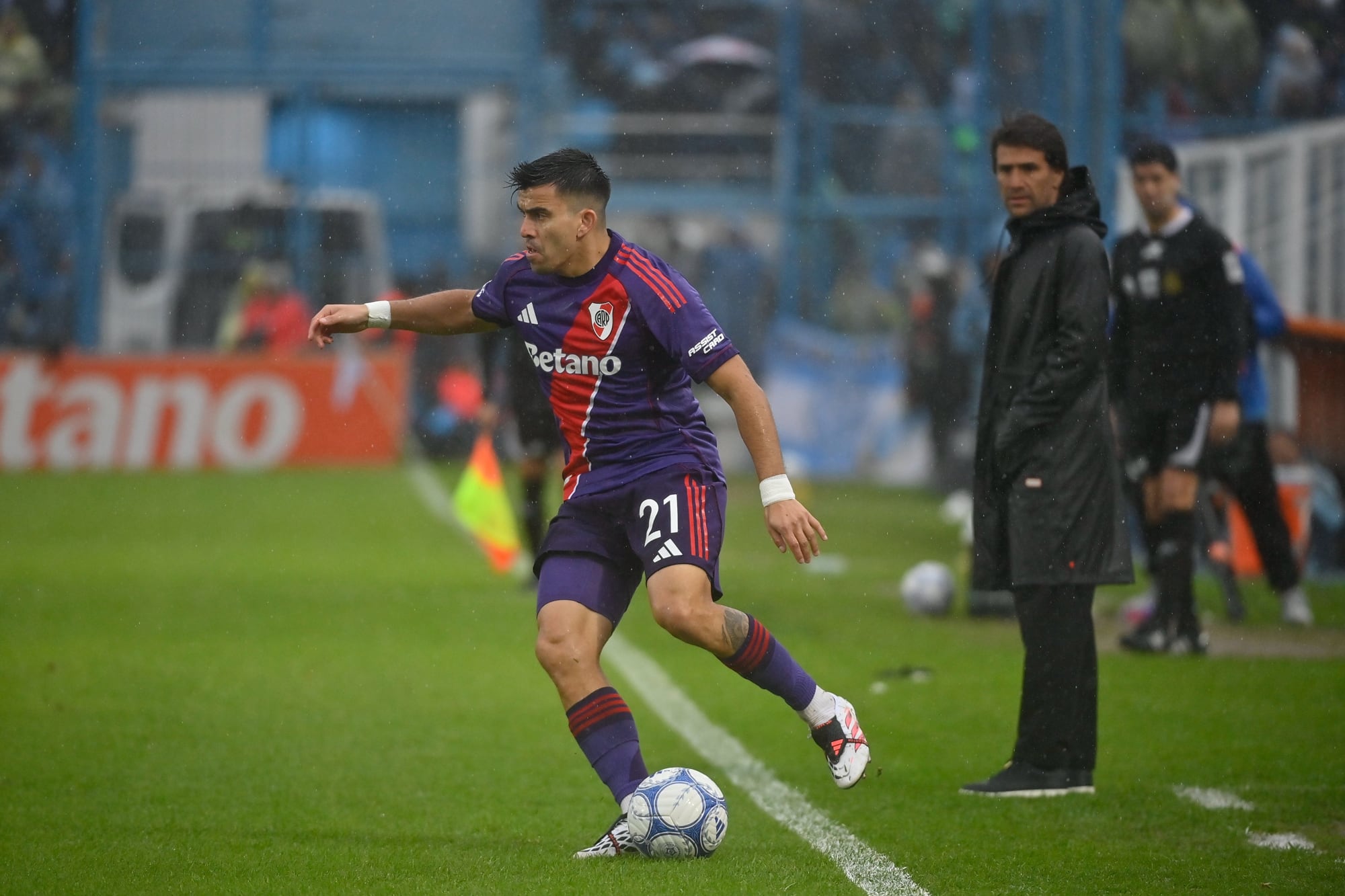 Marcos Acuña controla la pelota ante la mirada atenta de Leonardo Ponzio