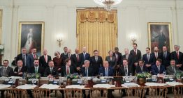 Donald Trump recibió en la Casa Blanca a los líderes del sector tecnológico y defendió la autorregulación de la IA