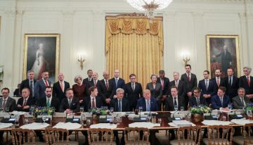 Donald Trump recibió en la Casa Blanca a los líderes del sector tecnológico y defendió la autorregulación de la IA