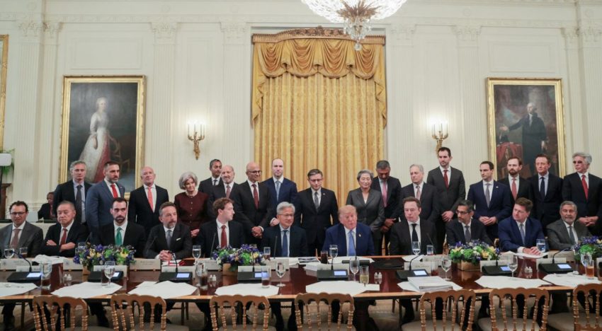 Donald Trump recibió en la Casa Blanca a los líderes del sector tecnológico y defendió la autorregulación de la IA