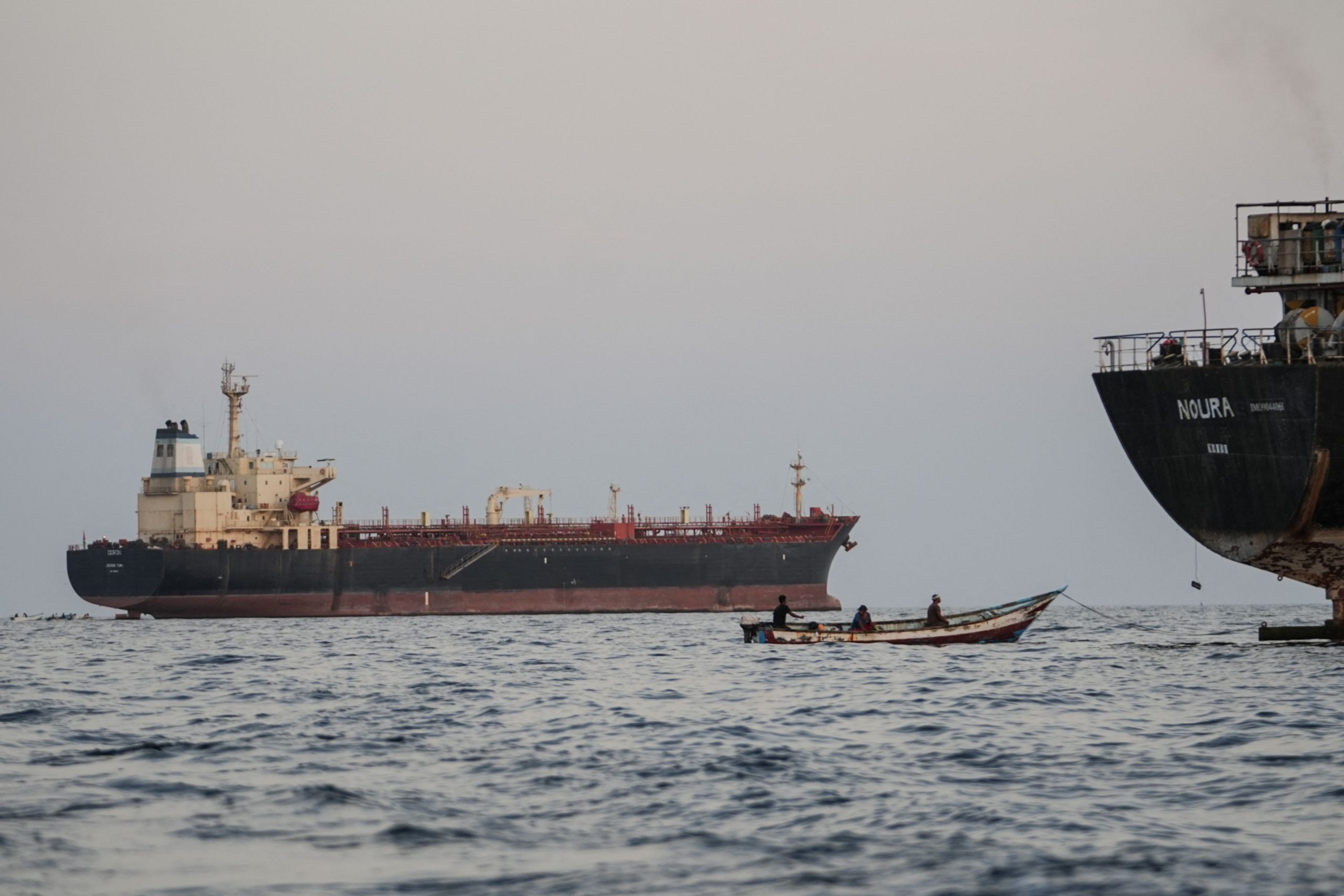 Buques comerciales permanecen fondeados frente a la costa de Yemen, en Bab el-Mandeb, el estrecho que conecta el mar Rojo con el golfo de Adén y el océano Índico