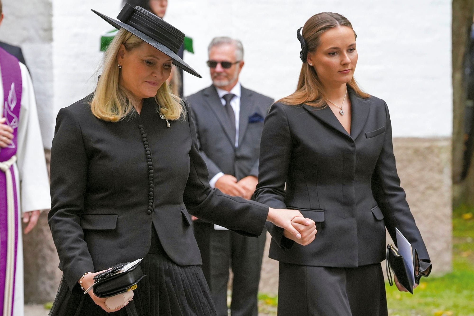 De luto riguroso, la reina Mette-Marit con su hija Ingrid, heredera del trono