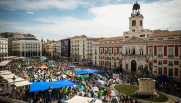 Acampada en Sol contra los desahucios, en directo | Cientos de personas comparten comida, organizan las actividades y consolidan la acampada en Sol