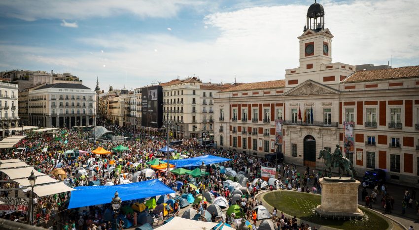 Acampada en Sol contra los desahucios, en directo | Cientos de personas comparten comida, organizan las actividades y consolidan la acampada en Sol