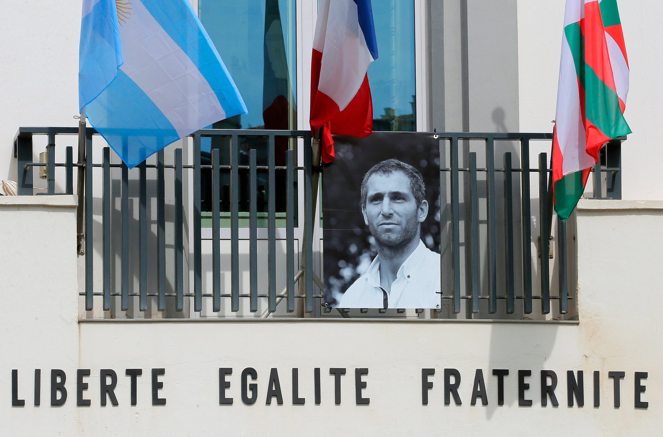 El retrato de Federico Martín Aramburú, en un homenaje en un balcón de Biarritz, Francia; el juicio por esclarecer el asesinato continúa en el Tribunal de París 
