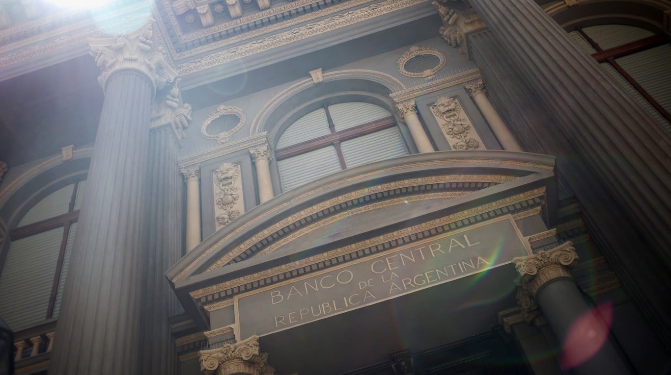 El Banco Central compró más de US$14.000 millones en lo que va del año, con el objetivo de cumplir la meta de acumulación de reservas netas fijada por el FMI. (Foto: Agustín Marcarian/Reuters).