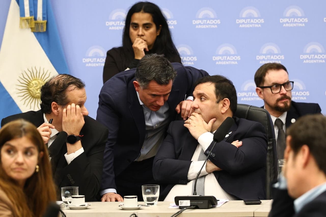 El jefe del bloque de LLA en Diputados, Gabriel Bornoroni, en la comisión que trata el tema de la morosidad