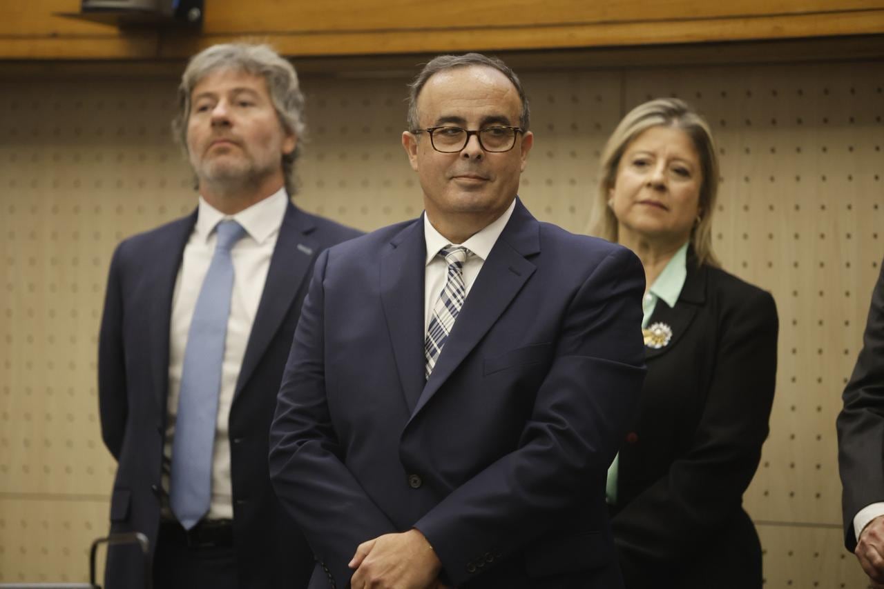 Bertuzzi y, de fondo, los ministro Mahiques y Monteoliva