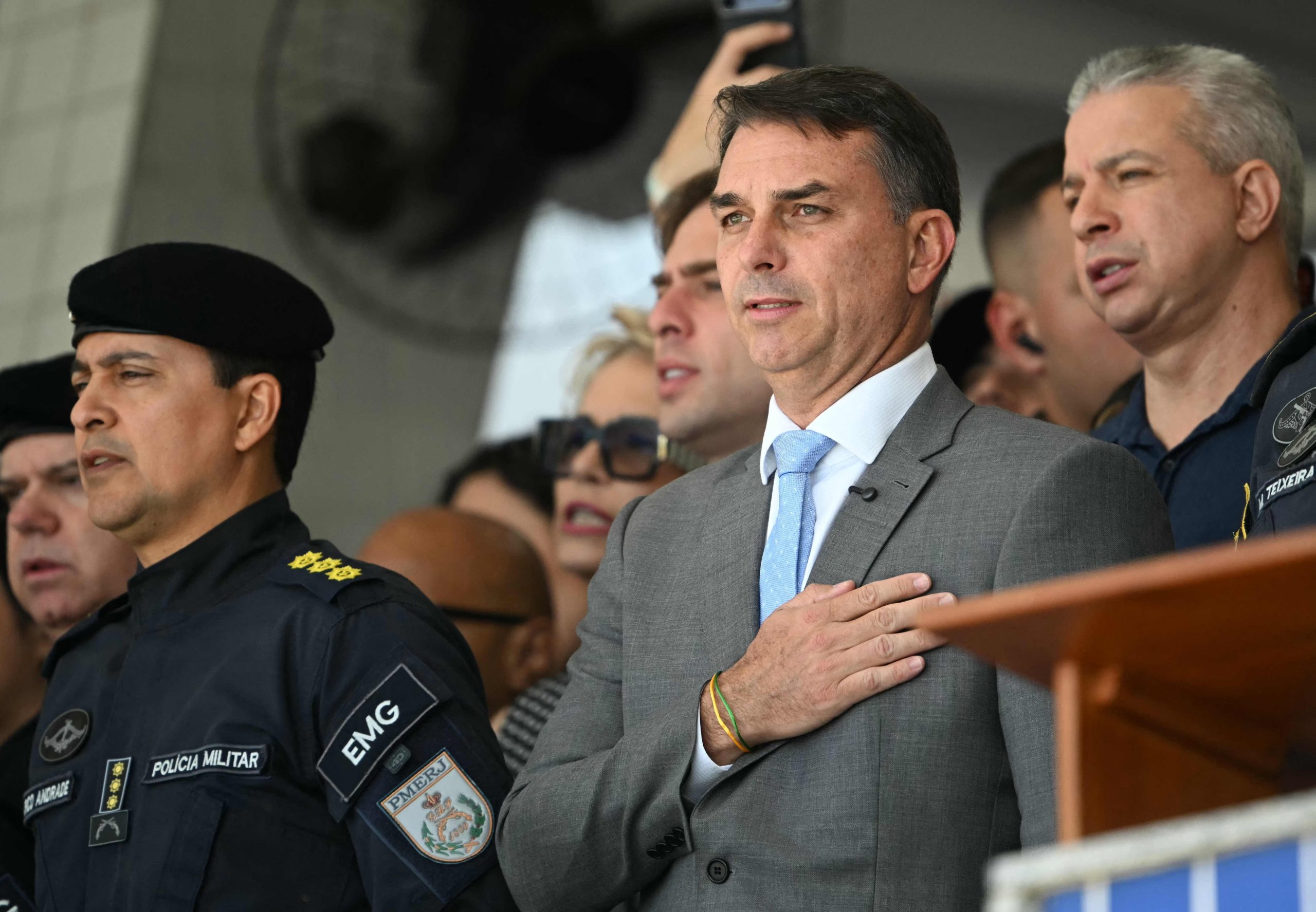 El senador brasileño y candidato presidencial del Partido Liberal (PL), Flavio Bolsonaro, canta el himno nacional durante una ceremonia de graduación de nuevos agentes de la policía militar en el Centro de Perfeccionamiento y Formación de Soldados (CFAP), en el barrio de Sulacap de Río de Janeiro, Brasil, el 25 de septiembre 