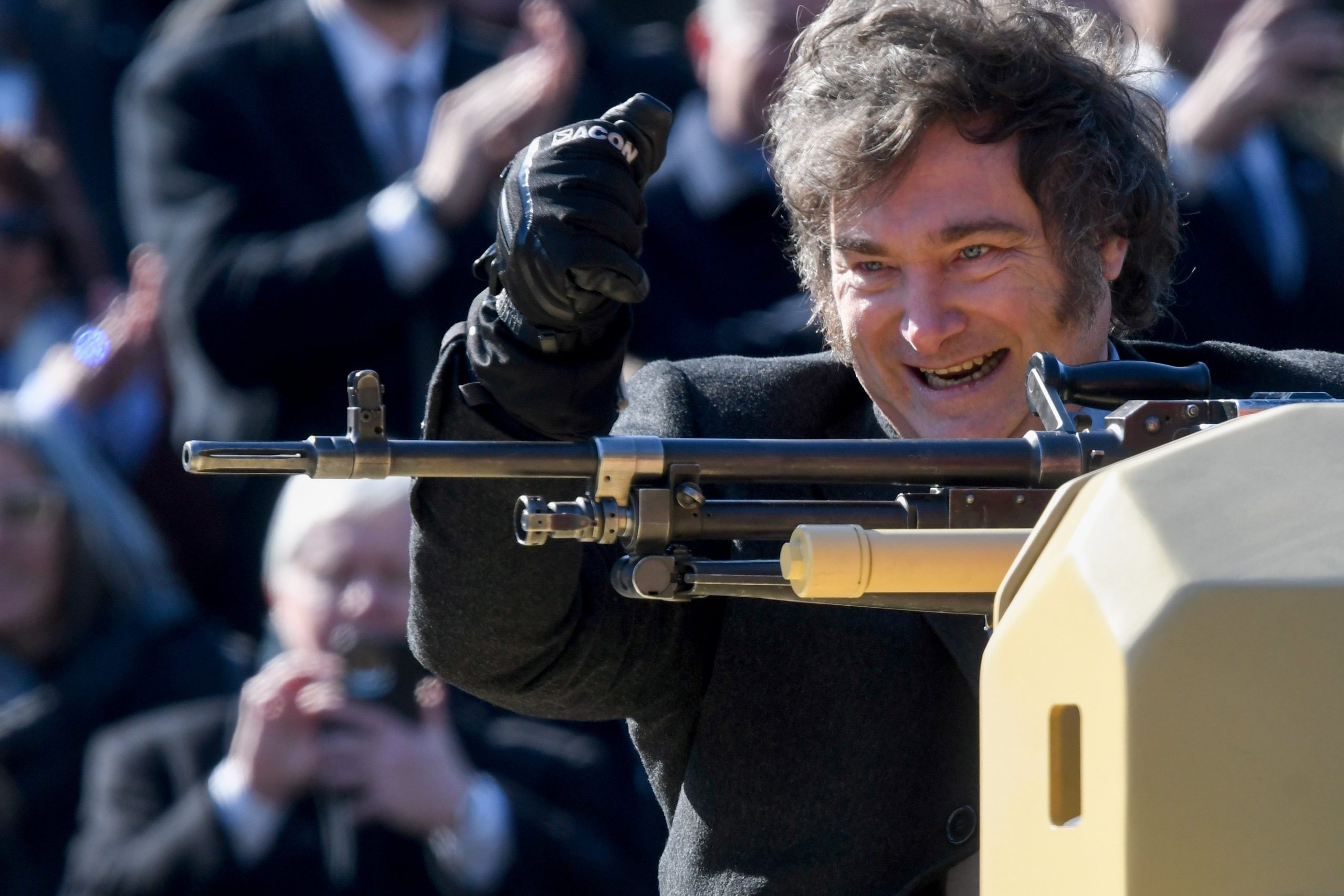 El presidente Javier Milei a bordo de un tanque, en el desfile militar de 2024