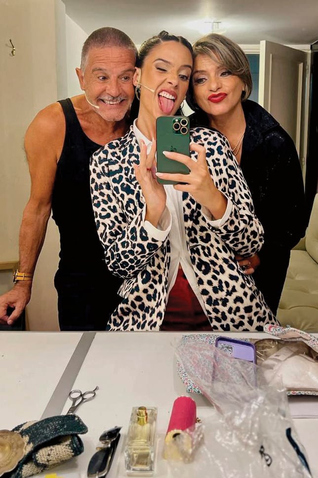 Junto con las mujeres de su vida, Viviana y Jazmín. Su hija es artista y cantante