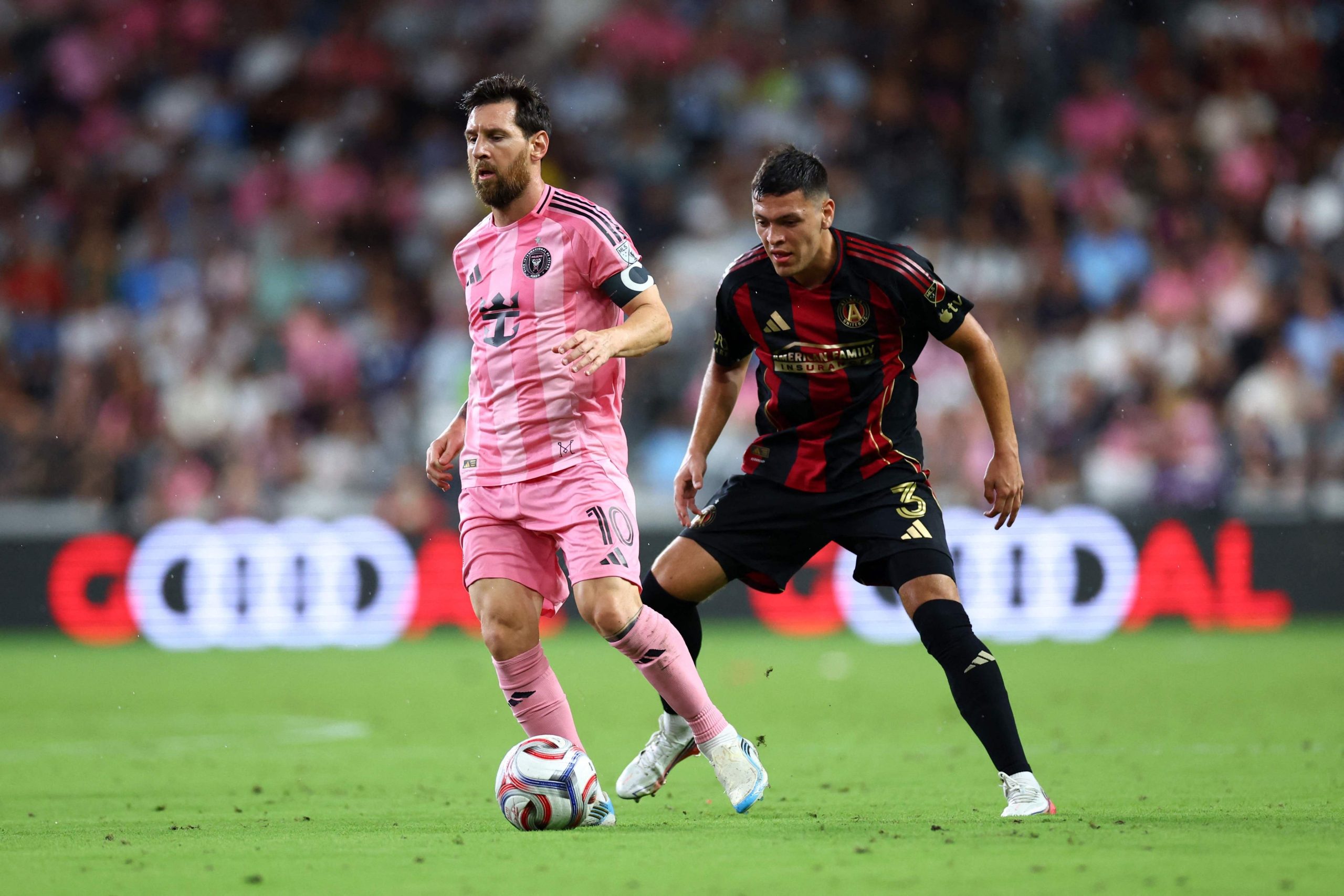 Lionel Messi con la pelota ante la marca de Elias Baez 