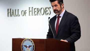 El secretario del Ejército de EE.UU. renunció en medio de la creciente actividad militar en Medio Oriente y Ucrania