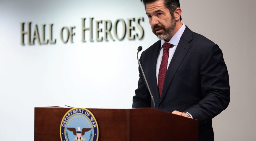 El secretario del Ejército de EE.UU. renunció en medio de la creciente actividad militar en Medio Oriente y Ucrania