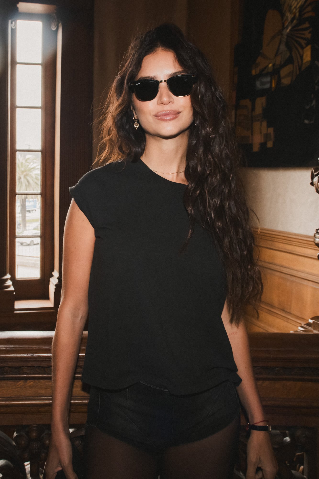 Zaira Nara se inclinó por una estética sobria y elegante, combinando básicos en negro con accesorios discretos y anteojos oscuros