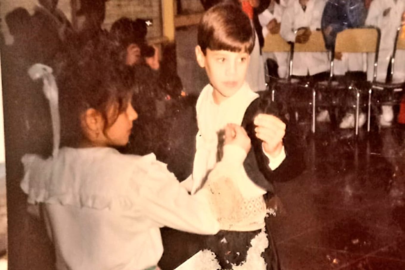 ...Una infancia con una atmósfera de otros tiempos, hoy lejanos, pero que a través de sus viajes y búsquedas, intenta, de alguna manera, recuperar.