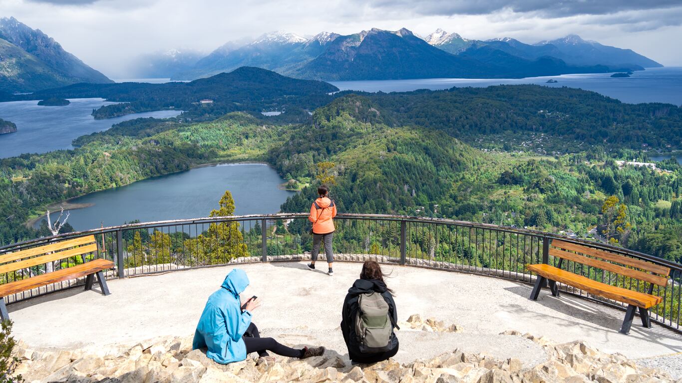 La guía destaca las actividades en la naturaleza que se pueden hacer en Bariloche. (Foto: Adobe Stock)
