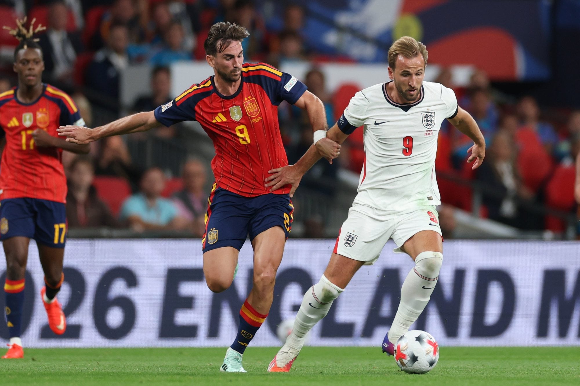 Ruiz persigue a Kane, que hizo un gol y desperdició un penal