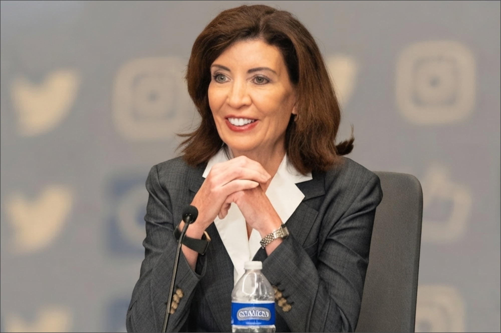  El 11 de diciembre de 2025, la gobernadora de Nueva York, Kathy Hochul, firmó la Ley SB S8420A que obliga a anunciantes comerciales a notificar si utilizan actores con IA en sus publicidades 