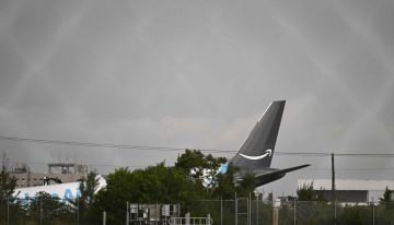 Qué se sabe del avión de carga de Amazon que se despistó en el aeropuerto de Miami