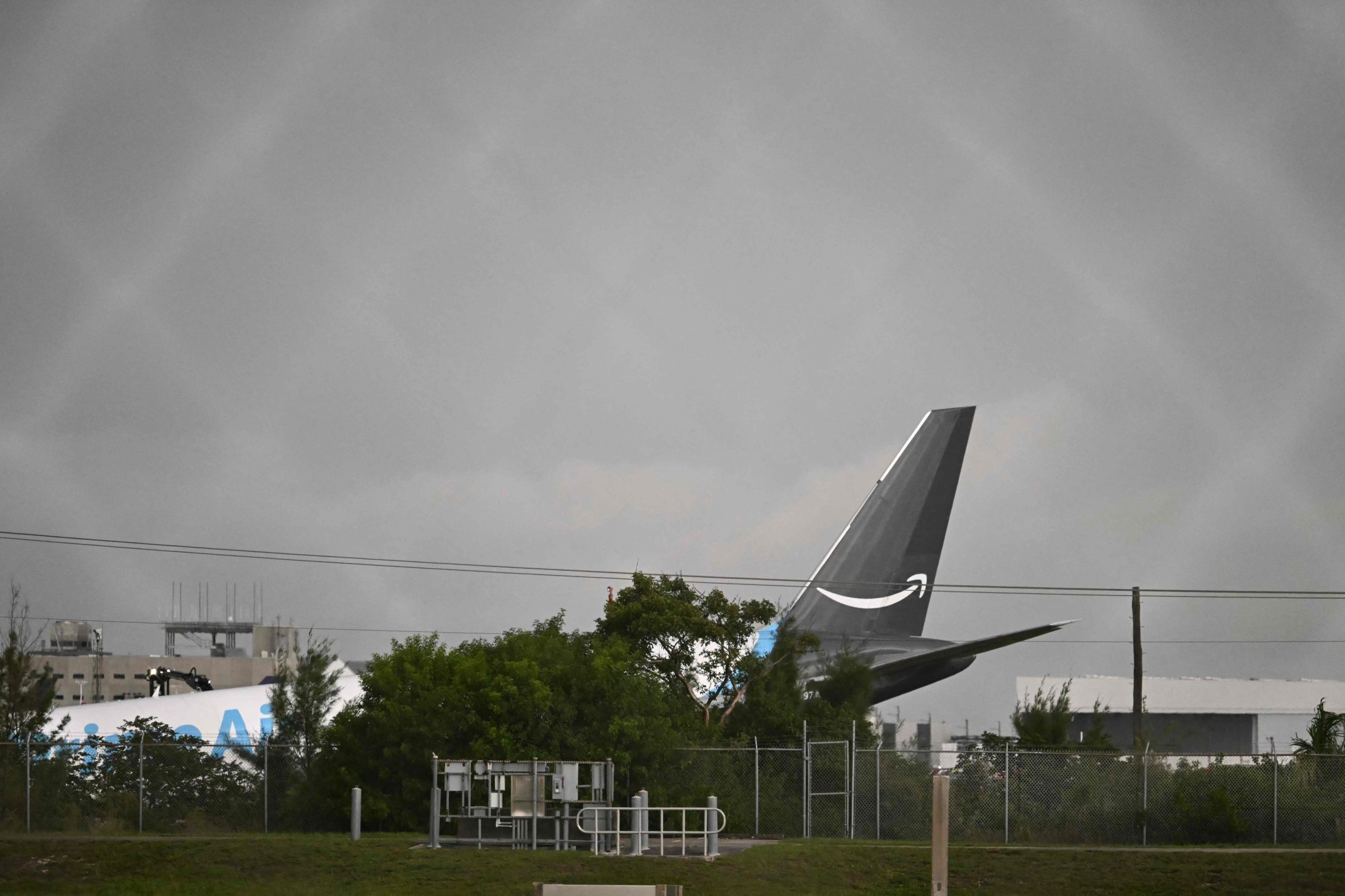 Un avión de carga de Amazon se despistó en el aeropuerto de Miami: impactó autos y hay heridos