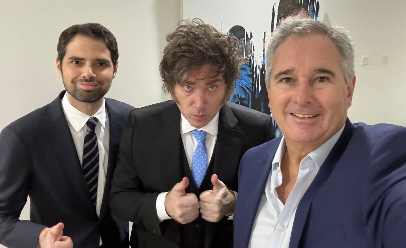 Javier Milei y su comitiva serán recibidos por el embajador argentino en París, Ian Sielecki, a cargo de la organización del evento. (Foto: X / @Pabloquirno).