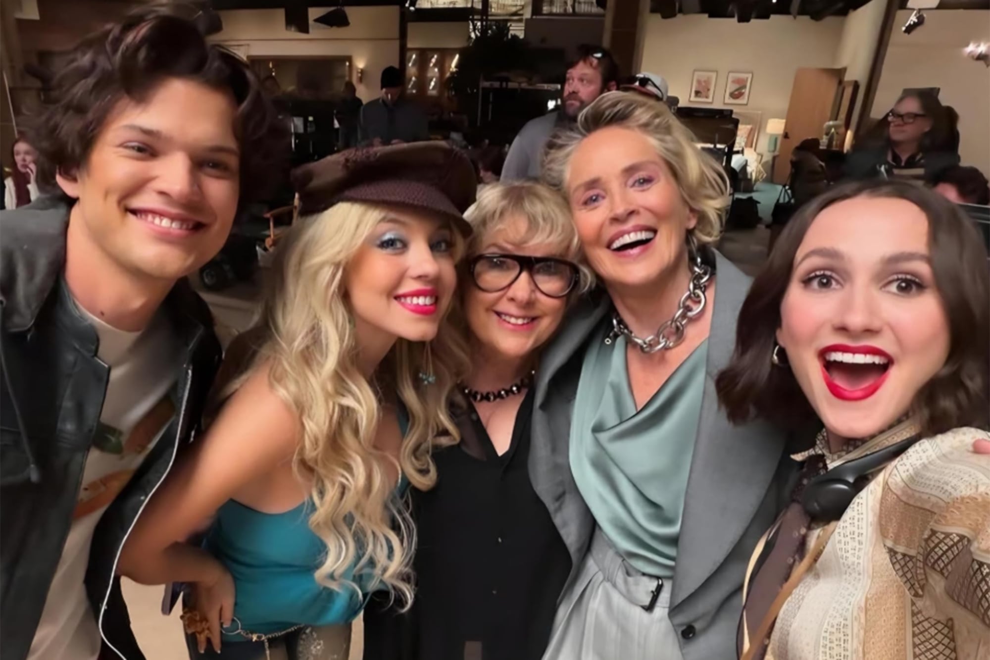 Sydney Sweeney y Sharon Stone con parte del elenco de la tercera temporada de Euphoria