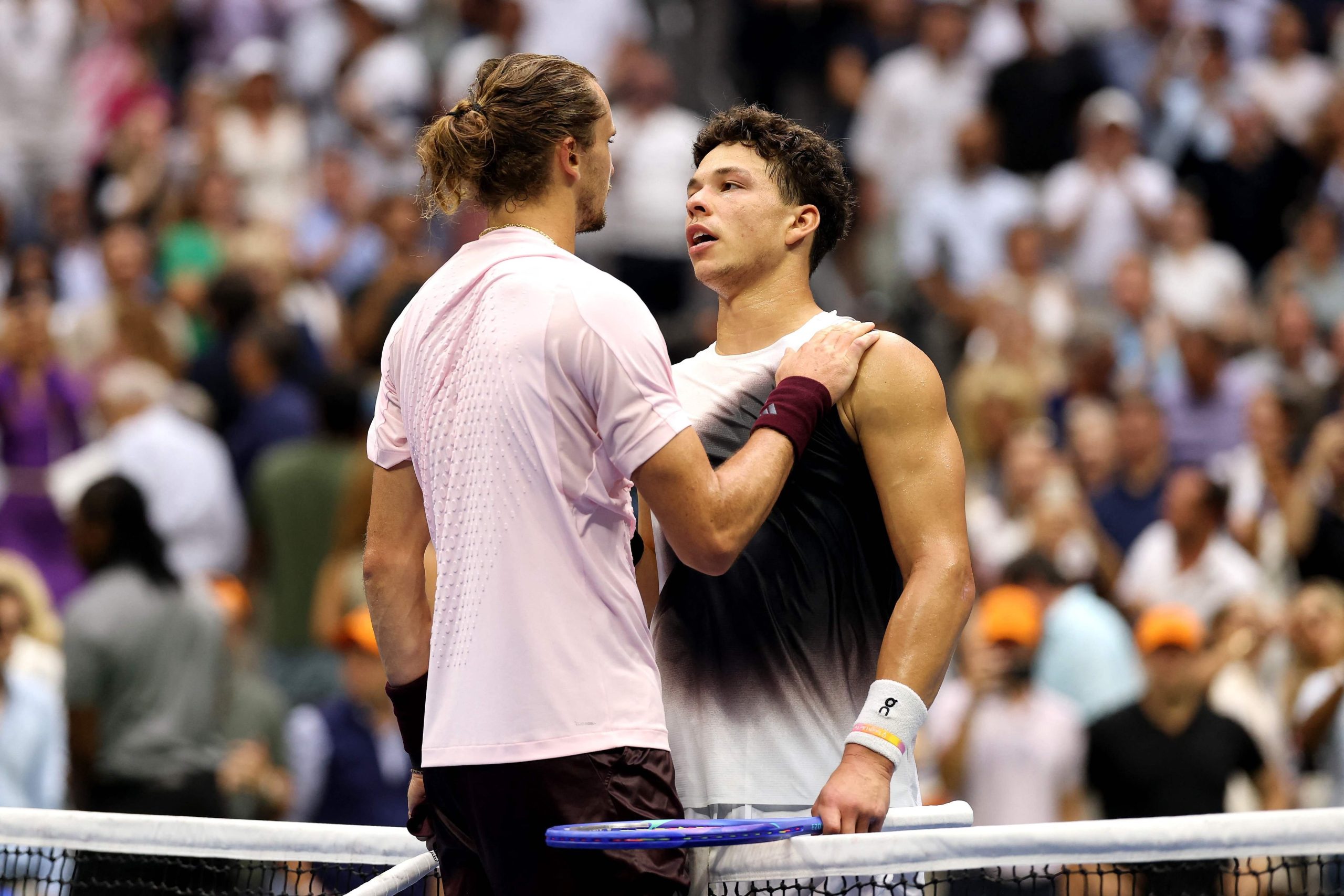 El saludo en la red entre Alexander Zverev y Ben Shelton (Photo by MATTHEW STOCKMAN / GETTY IMAGES NORTH AMERICA / Getty Images via AFP)