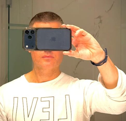 Santiago del Moro cambió radicalmente de look después de llevar el mismo peinado durante años y quedó irreconocible: la foto