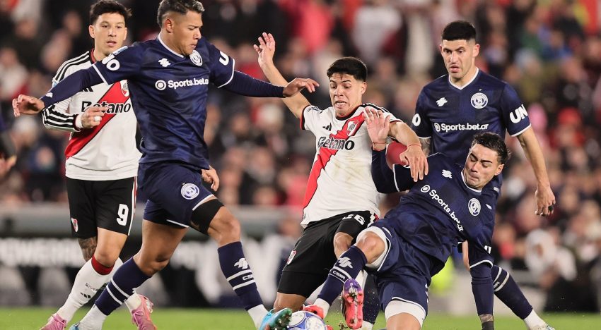 Daniel Vila apuntó contra el árbitro tras la derrota de Independiente Rivadavia ante River: “Es un bandido”