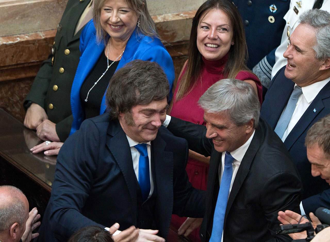 El presidente Javier Milei y el ministro de Economía, Luis Caputo. (Foto: NA /Claudio Fanchi)