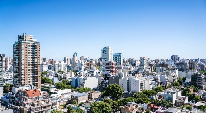 Los barrios del sur de CABA donde el alquiler temporario ya compite con Palermo en precio, pero ¿qué ganancia generan?