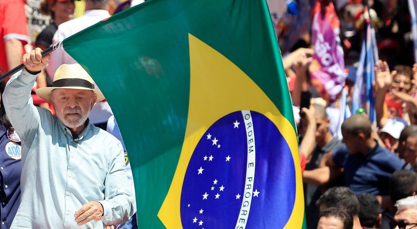 Empate técnico, escándalos y sus últimas cartas: cómo llegan Lula y Flavio Bolsonaro a las elecciones en Brasil