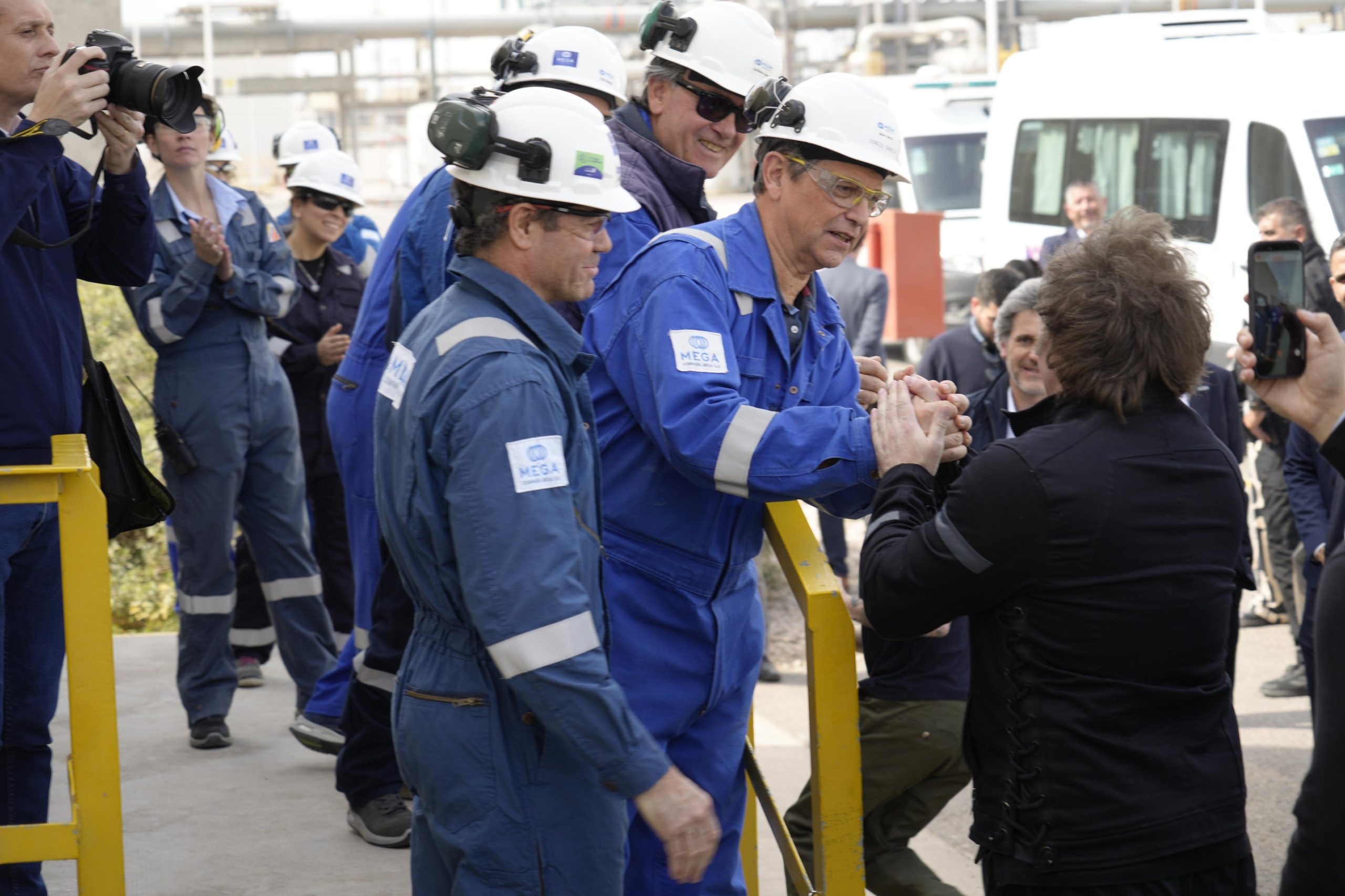 Milei y Santilli visitaron el polo industrial de Bahía Blanca y luego pondrán en marcha la campaña bonaerense con un acto (Foto: Presidencia).