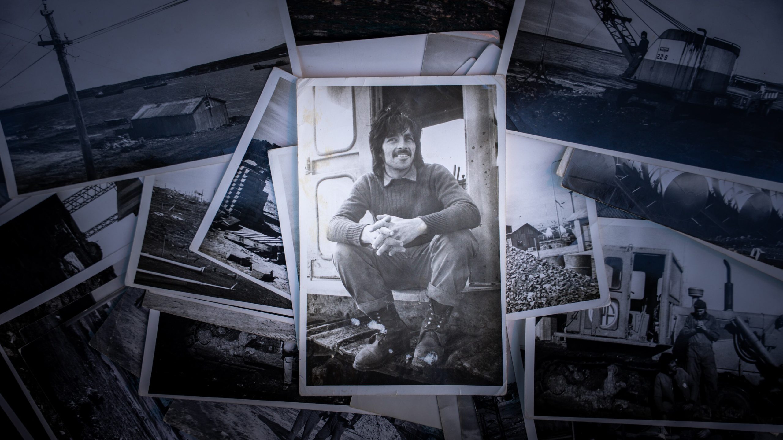 Miguel conserva fotografías de aquellos años y recuerda lo que vivió en las Islas. (Foto: TN/Nicolás González)