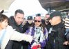 Furor en el aeropuerto por la llegada del elenco de “La reina del flow”: así fueron recibidos por los fans