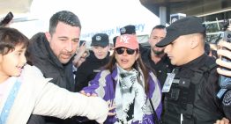 Furor en el aeropuerto por la llegada del elenco de “La reina del flow”: así fueron recibidos por los fans
