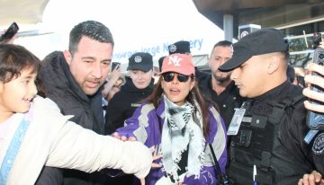 Furor en el aeropuerto por la llegada del elenco de “La reina del flow”: así fueron recibidos por los fans