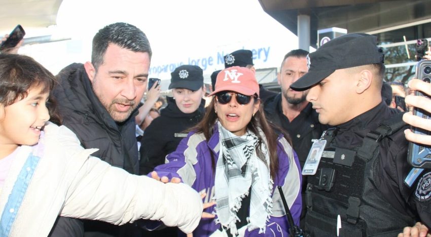 Furor en el aeropuerto por la llegada del elenco de “La reina del flow”: así fueron recibidos por los fans