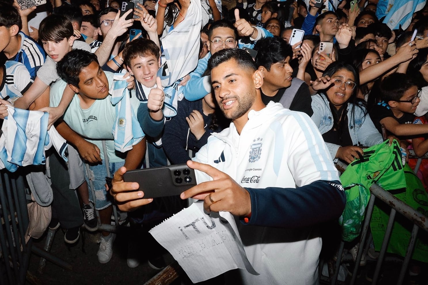 Cuti Romero recibe el afecto del público: la selección argentina llegó a Córdoba anoche