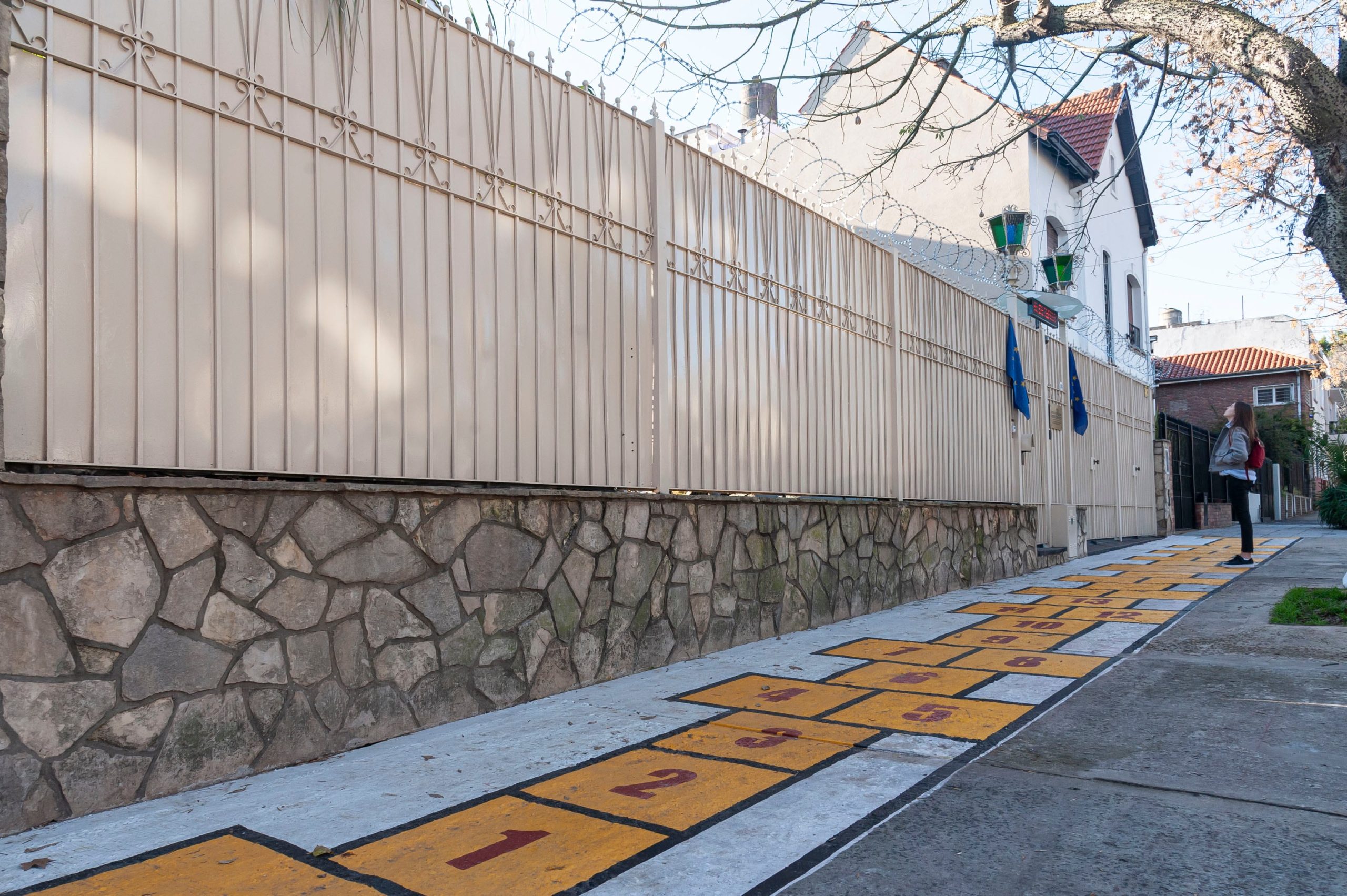 La rayuela que pintó en frente de su casa medía 17 metros, lo que la consolidó como la más grande de Sudamérica