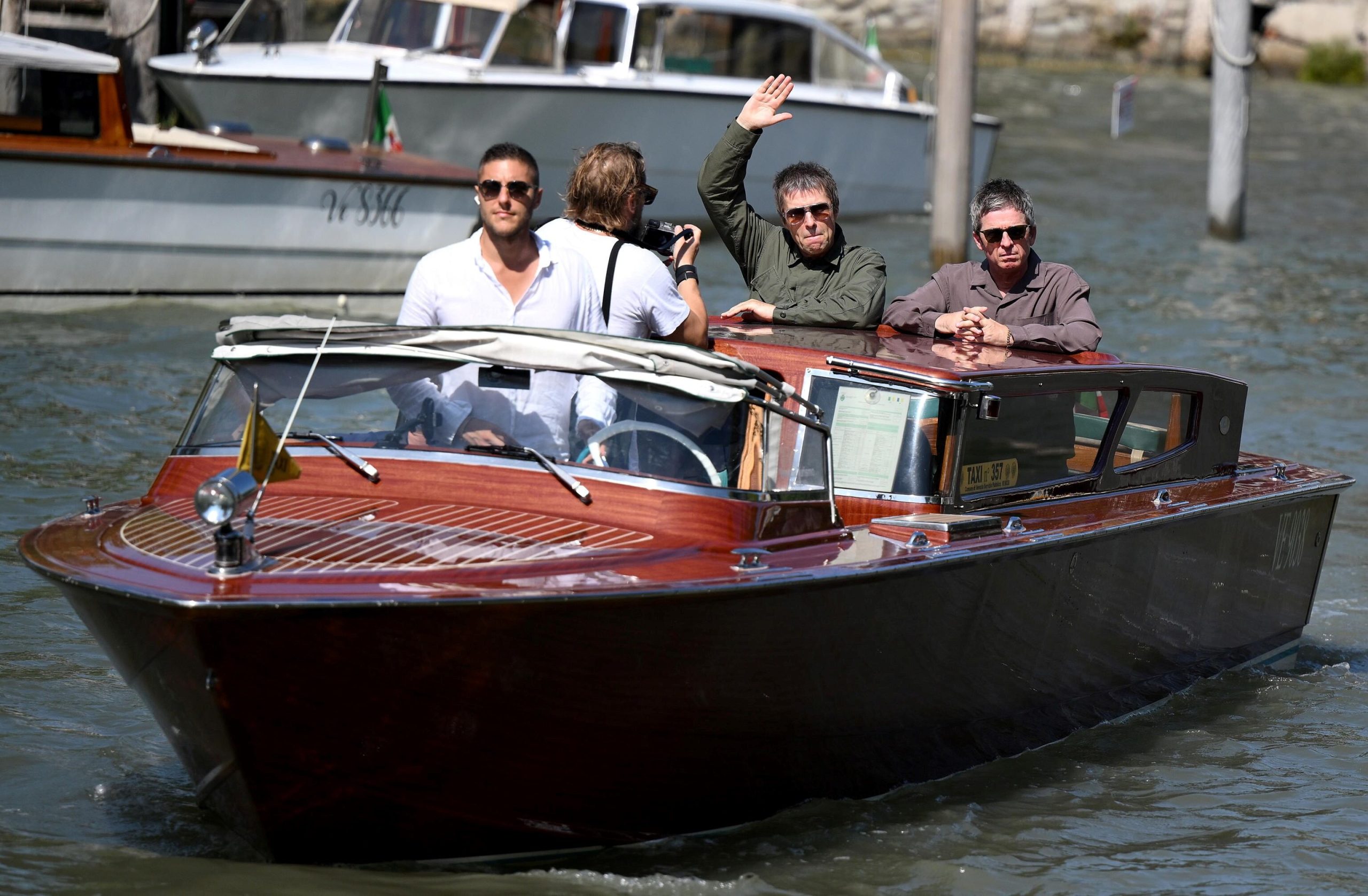Liam y Noel Gallagher saludando a los fans que los esperaban en el Festival de Cine de Venecia (Foto: EFE).