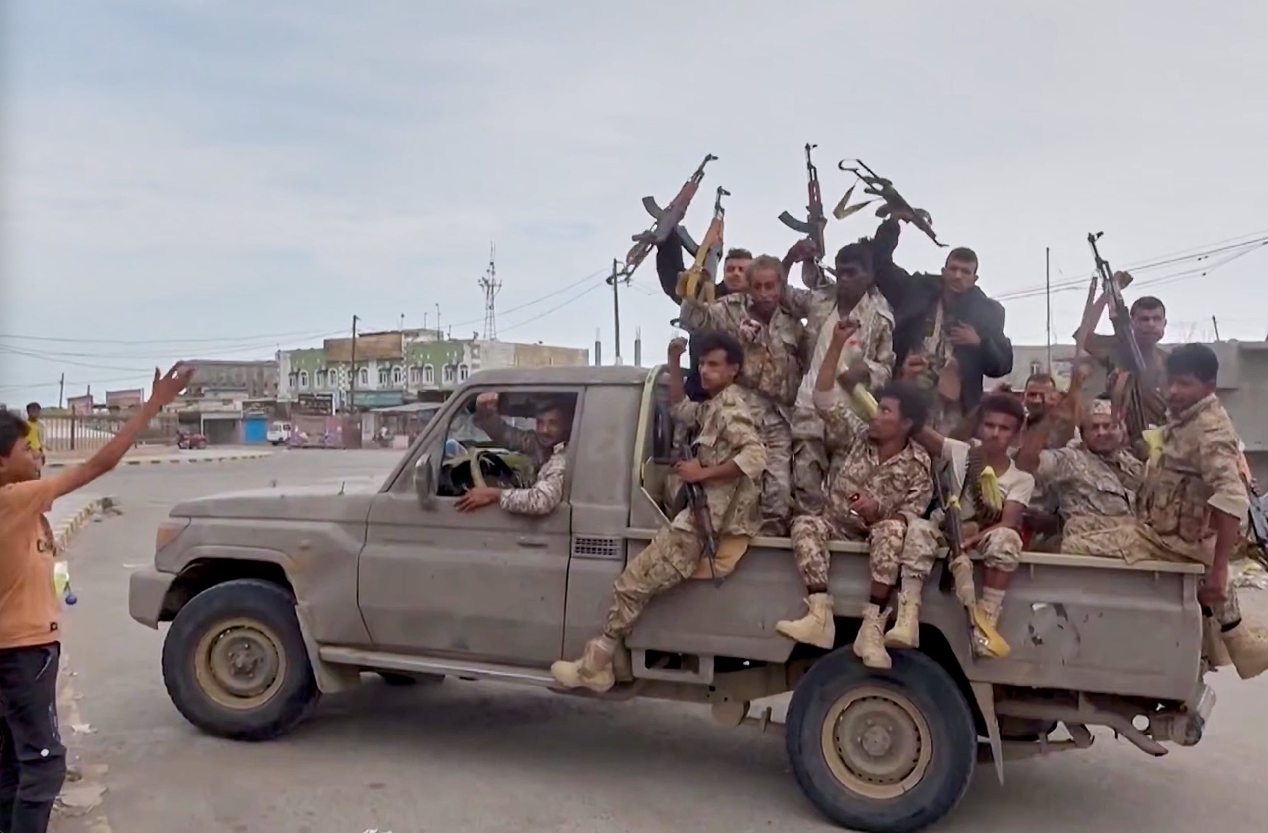 Imagen de un video difundido por un canal propiedad de los rebeldes hutíes de Yemen, muestra a combatientes en Khawkhah, en la provincia de Hodeida, Yemen