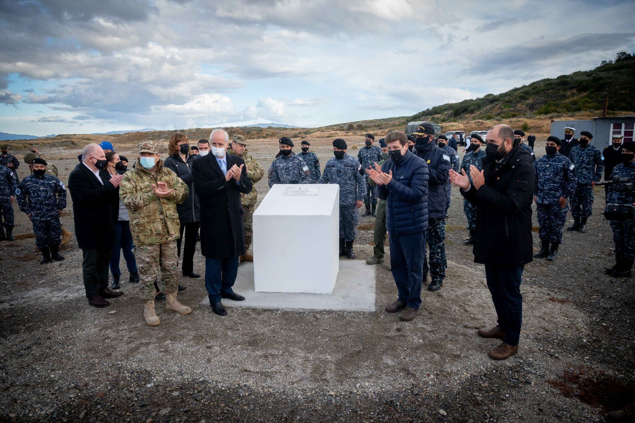 Jorge Taiana junto al gobernador de Tierra del Fuego, Gustavo Melella, descubrieron la piedra fundamental para la construcción de la Base Naval Integrada en 2022. Foto: X @jorgeTaiana