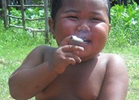 Así está hoy el bebé que fumaba 40 cigarrillos al día y cuyo caso hizo explotar la polémica