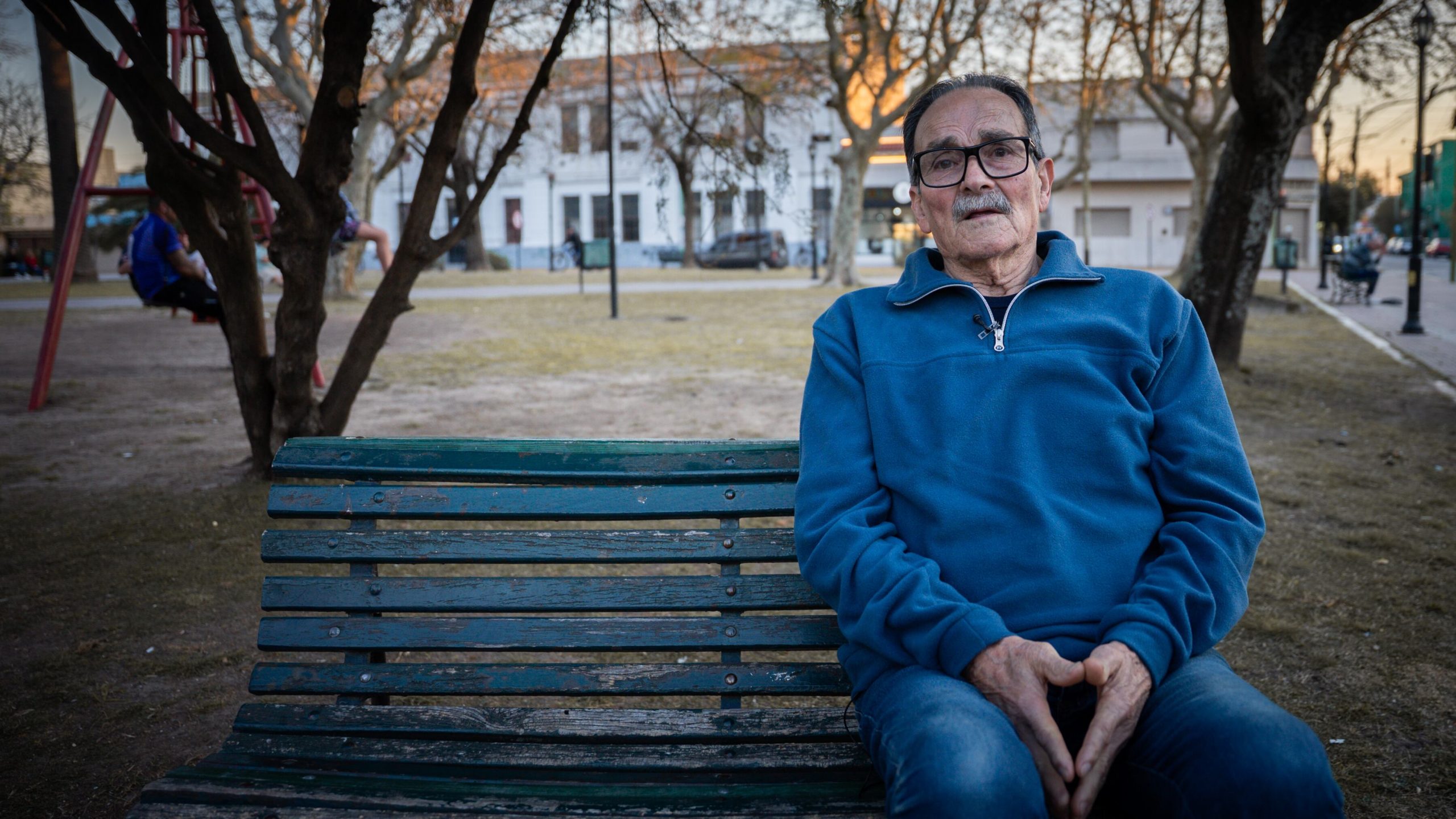 A más de medio siglo de aquel viaje, Miguel sueña con regresar a Malvinas junto a sus nietos. (Foto: TN/Nicolás González)