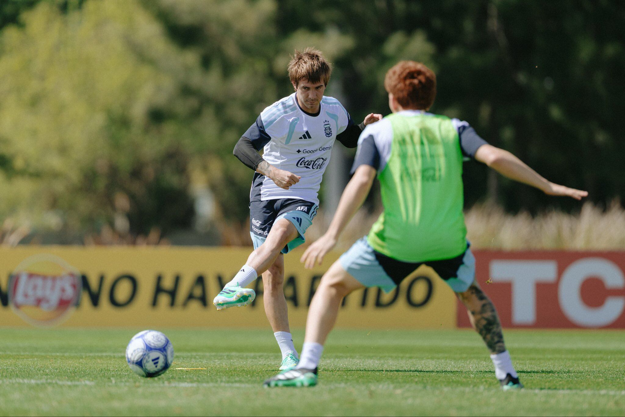 Franco Mastantuono y Valentín Barco, dos de los pilares en la renovación de la Selección argentina. (Foto: @Argentina)