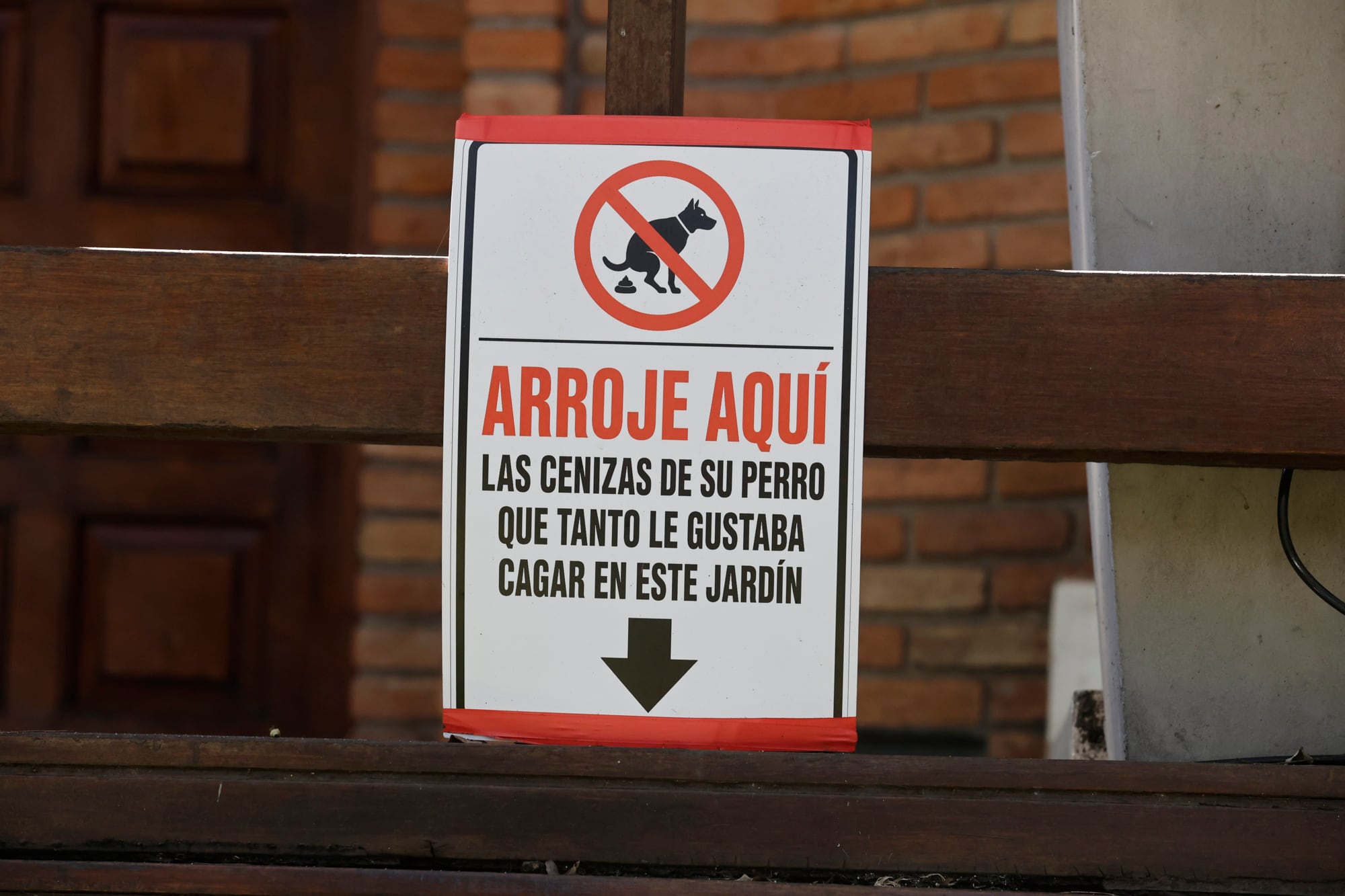 Uno de los carteles en la casa advierte sobre levantar las necesidades de los perros