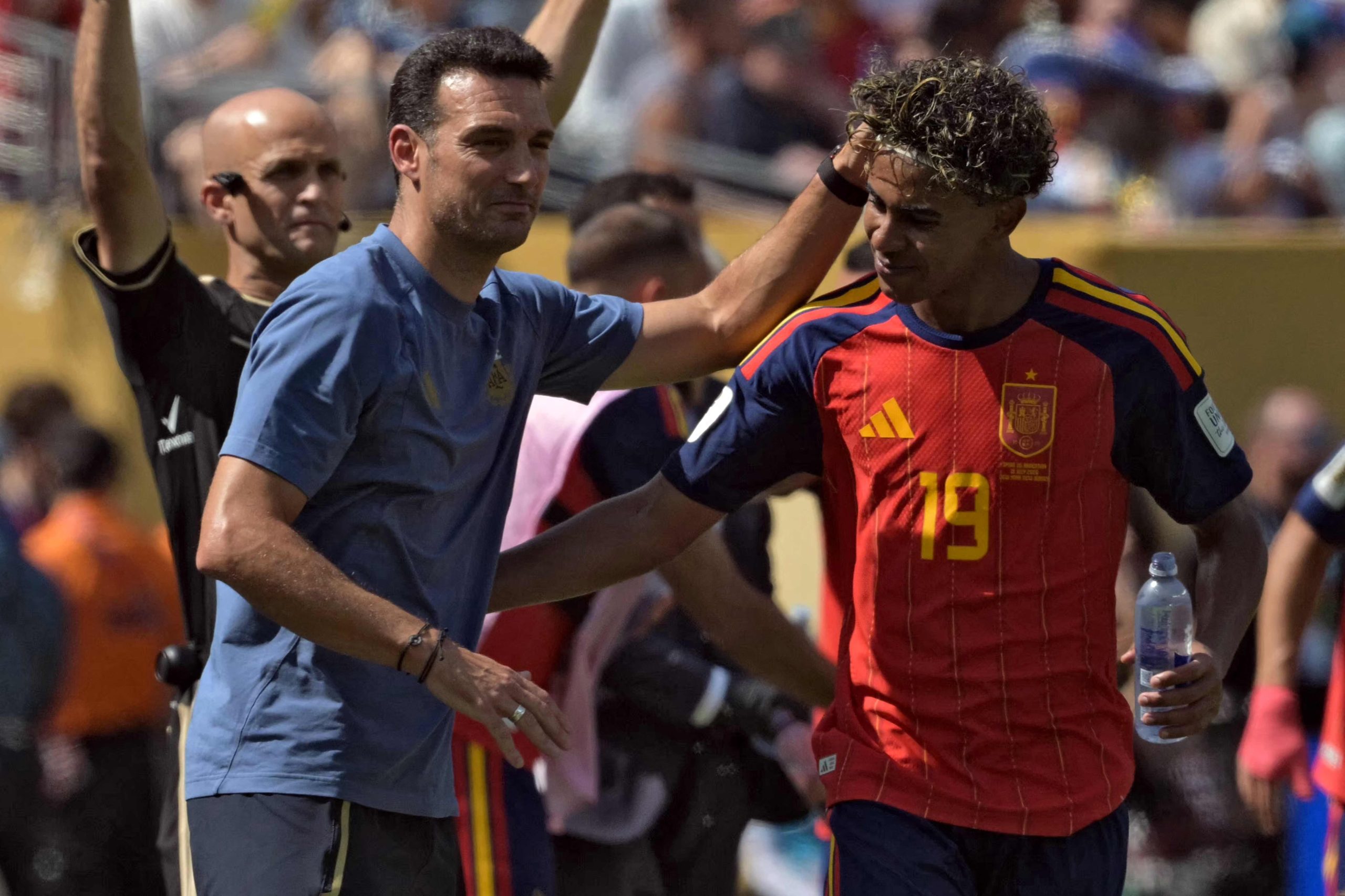 Lionel Scaloni saluda a Lamine Yamal durante la final del último Mundial