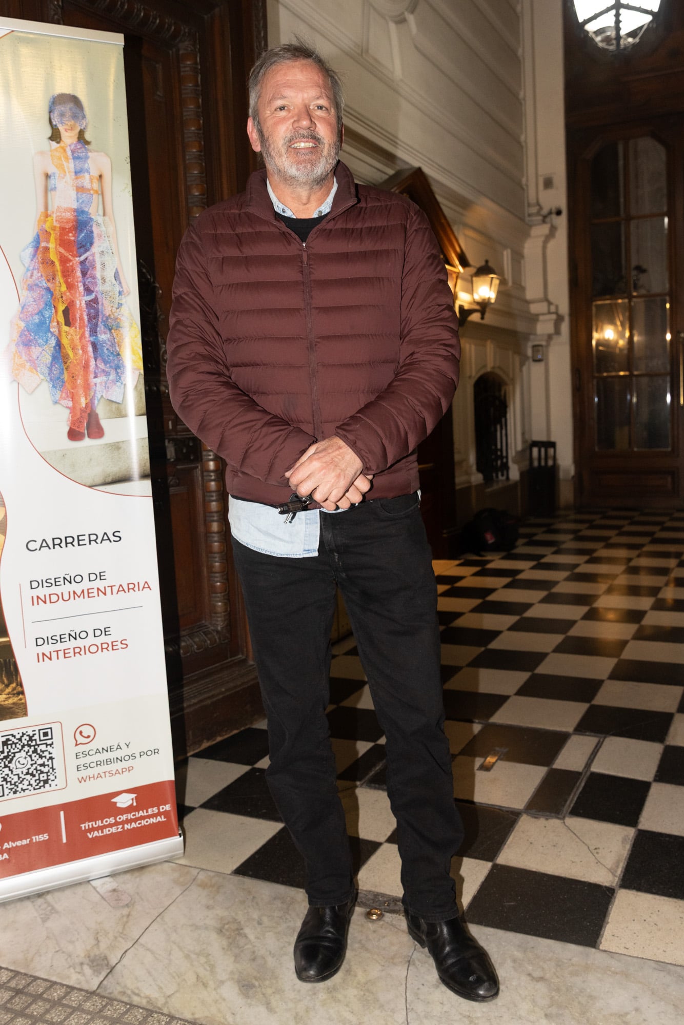 Beltrán Zuberbühler, hijastro de Marina, posa sonriente en la entrada de La Biblioteca Café